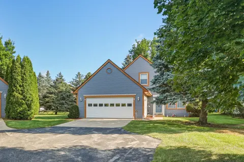 8 Cambridge Park, Frankenmuth MI 48734 photo 2