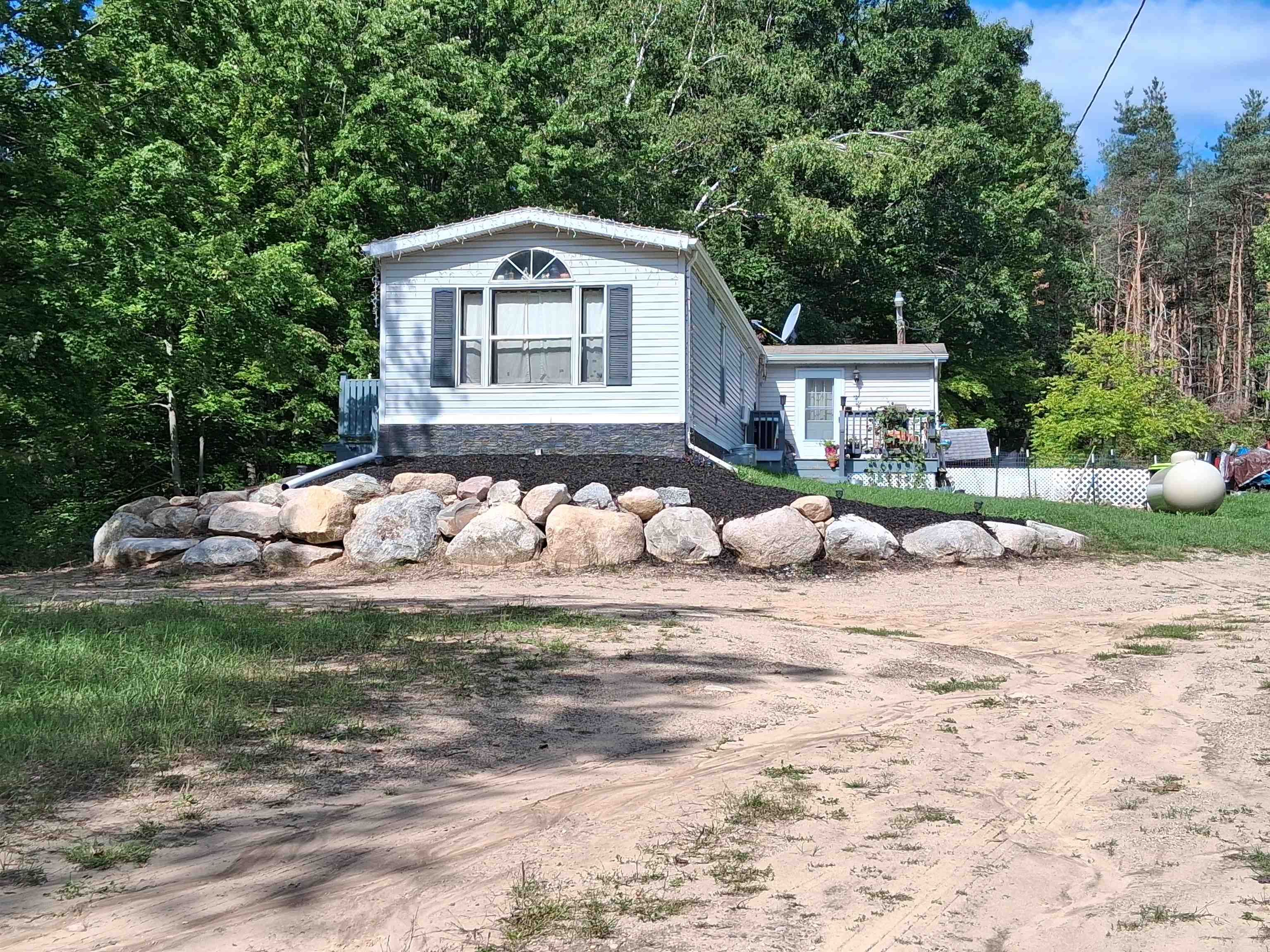9713 N Glass Road, Farwell MI 48622-9260 photo 1