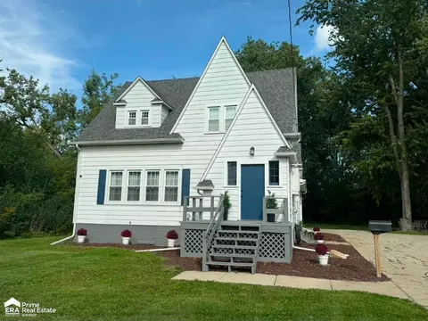 5303 Dixie Highway, Saginaw MI 48601 home for sale