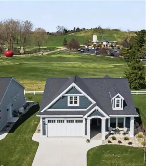 4219 Village Green Drive, Freeland MI 48623 photo 2