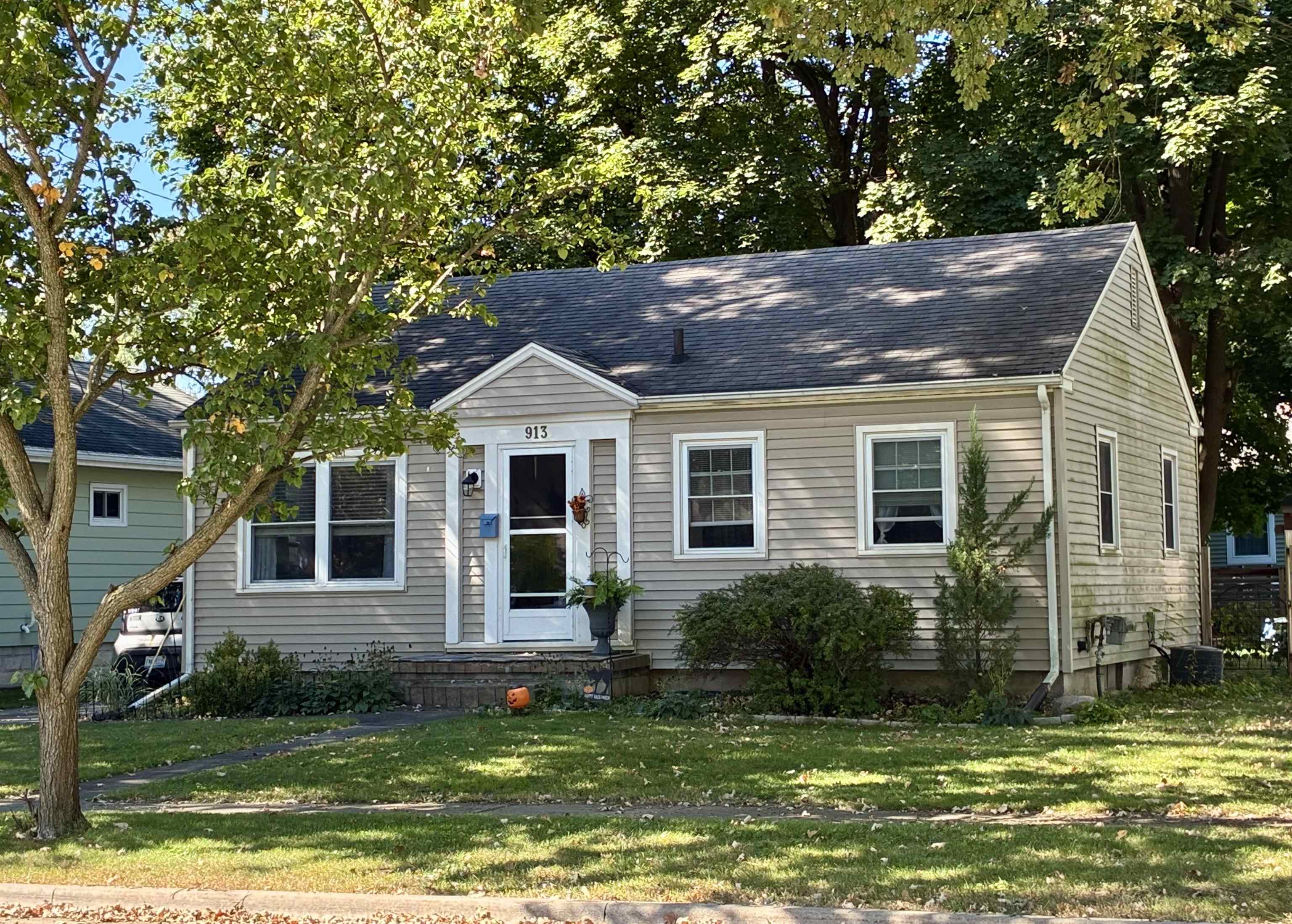 913 N Hickory Street, Owosso MI 48867 photo 1
