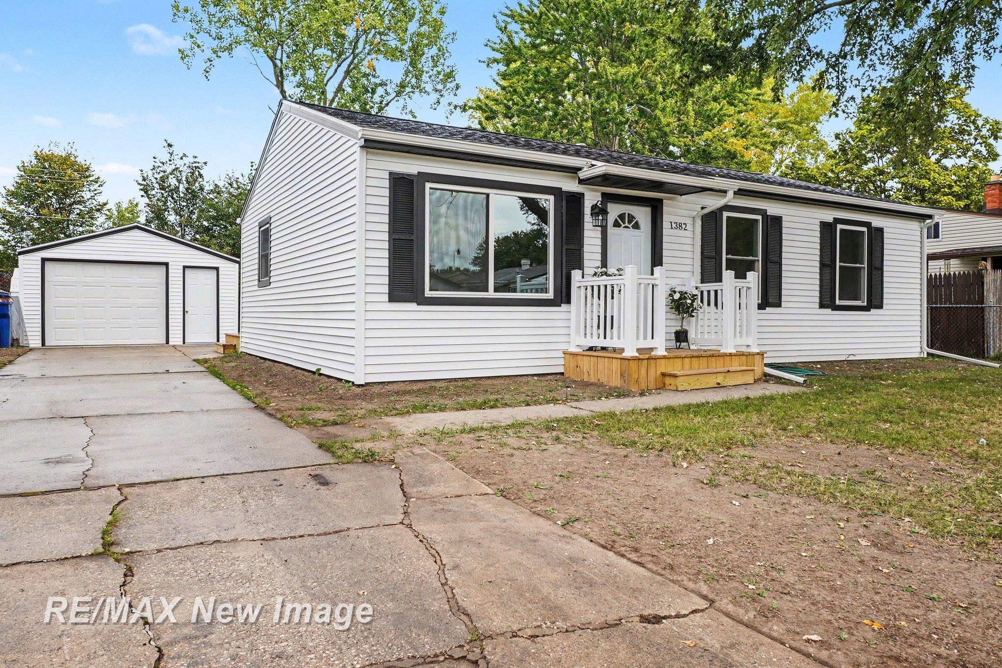 1382 Flanders Drive, Saginaw MI 48604 photo 1