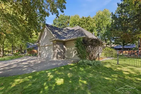 6026 Londonberrie Court, Midland MI 48640 photo 3