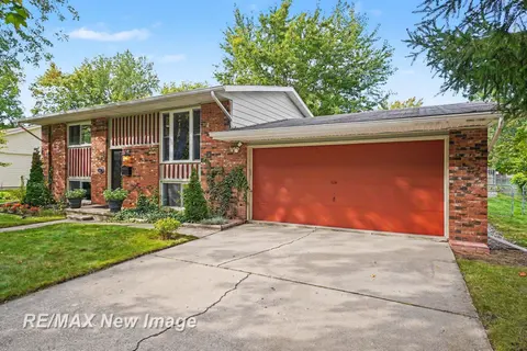 413 Hollybrook Drive, Midland MI 48642 photo 2