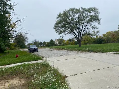 1421 Veterans Memorial Parkway, Saginaw MI 48601 1270 photo 3