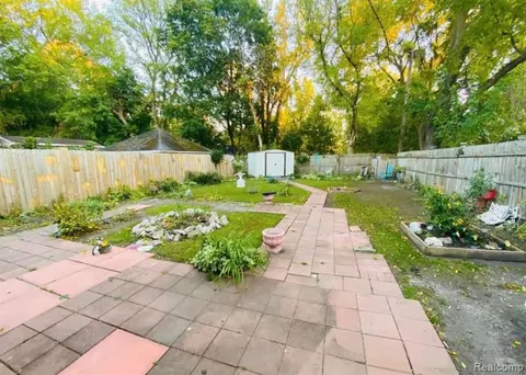 2015 W Genesee Avenue, Saginaw MI 48602 4833 photo 2