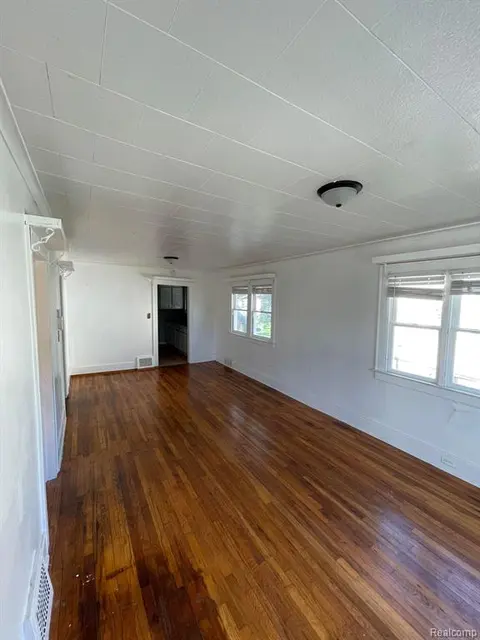 2015 W Genesee Avenue, Saginaw MI 48602 4833 photo 3