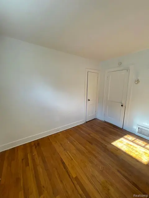 2015 W Genesee Avenue, Saginaw MI 48602 4833 photo 5