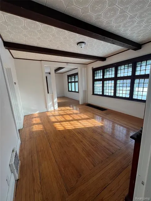 3137 S Washington Avenue, Saginaw MI 48601 4356 photo 2