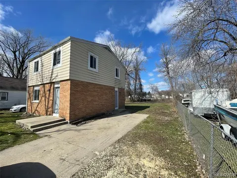 2116 Wood Street, Saginaw MI 48638 6661 photo 2