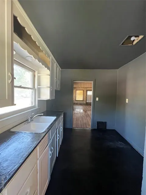 2120 W Genesee Avenue, Saginaw MI 48602 4858 photo 3