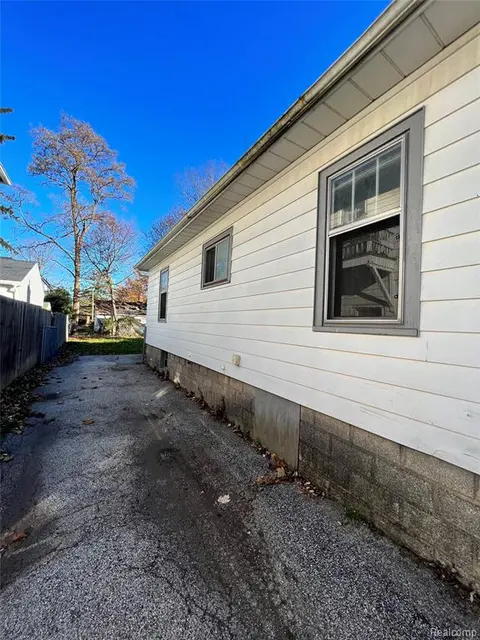 1946 Gratiot Avenue, Saginaw MI 48602 2766 photo 3