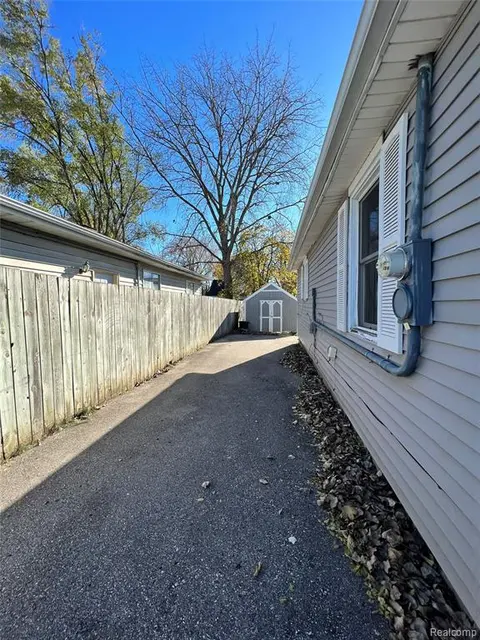 2735 Weiss Street, Saginaw MI 48602 3559 photo 2