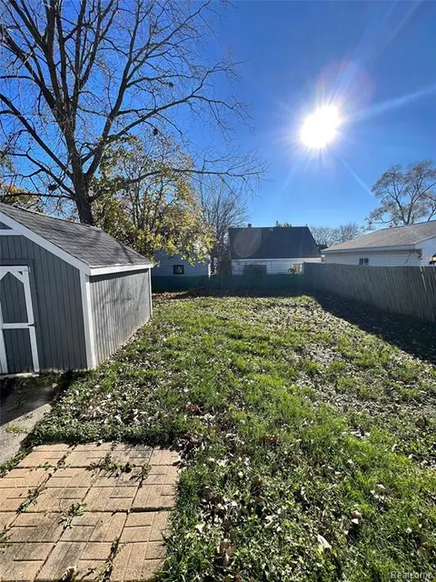 2735 Weiss Street, Saginaw MI 48602 3559 photo 4
