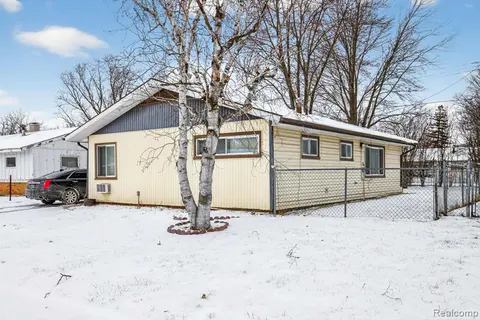 2835 Kensington Drive, Saginaw MI 48601 4568 photo 1