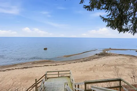 5436 N Lakeshore Road, Deckerville MI 48427 9629 photo 2