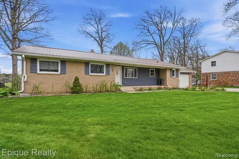 1612 Saint Marys Court, Essexville MI 48732 1565 photo 2