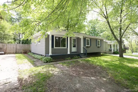 209 S Church Street, Byron MI 48418 9538 photo 2