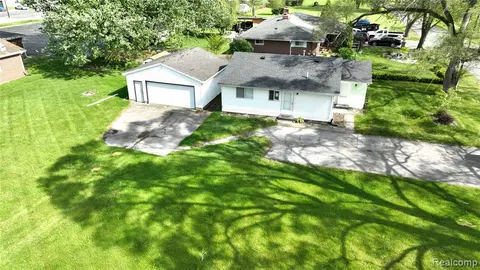 580 Sherman Road, Saginaw MI 48604 2075 photo 2