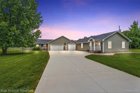 2566 N 5 Mile Road, Midland MI 48642 9457 photo 1