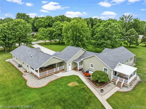 2566 N 5 Mile Road, Midland MI 48642 9457 photo 2