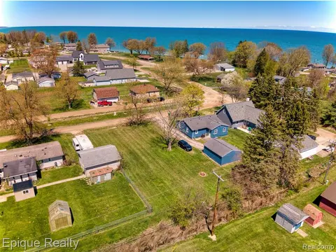 7520 Sunset Boulevard, Lexington MI 48450 9123 photo 2