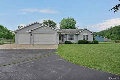 3334 E Freeland Road, Freeland MI 48623 9416 photo 2