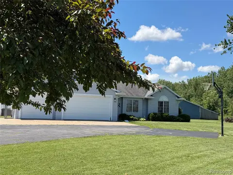 3334 E Freeland Road, Freeland MI 48623 9416 photo 3