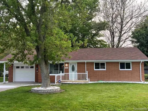 2966 Burlington Drive, Buena Vista MI 48601 6977 home for sale