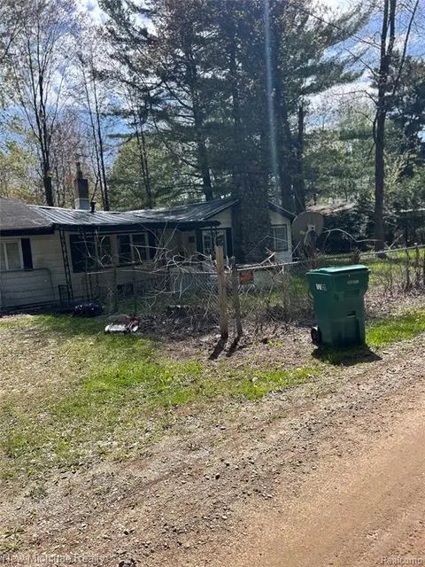 242 Hickory Street, Gladwin MI 48624 8395 photo 2
