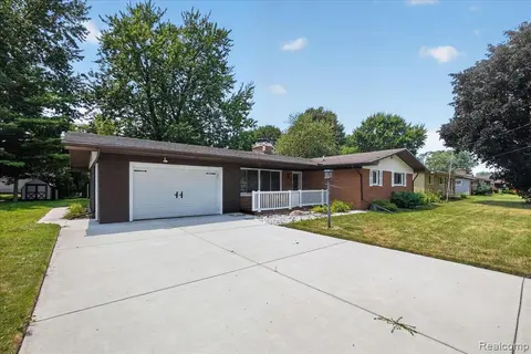 3504 Creekwood Drive, Saginaw MI 48601 5678 photo 2