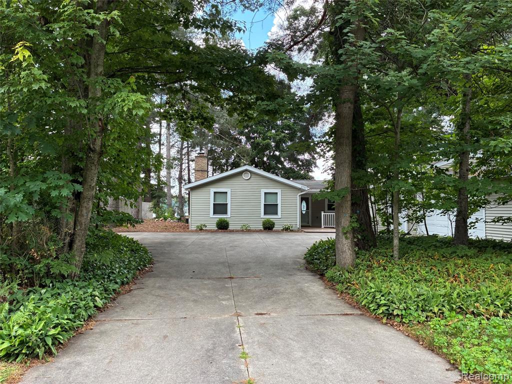 2737 N Lakeview Drive, Sanford MI 48657 9004 photo 1