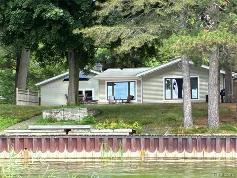 2737 N Lakeview Drive, Sanford MI 48657 9004 photo 2