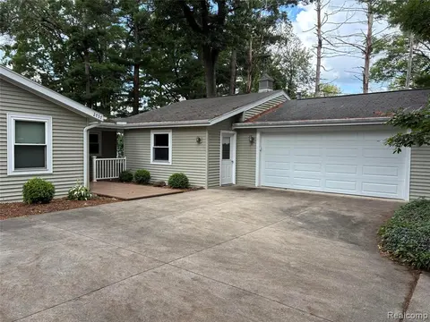 2737 N Lakeview Drive, Sanford MI 48657 9004 photo 3