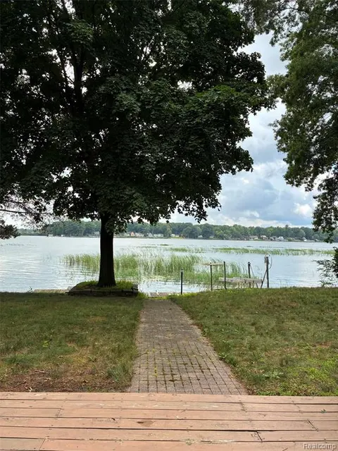 2737 N Lakeview Drive, Sanford MI 48657 9004 photo 5