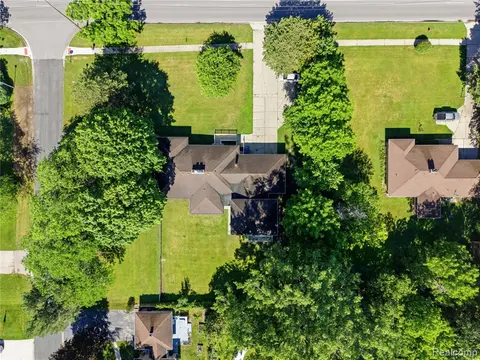 1690 N Center Road, Saginaw MI 48638 5569 photo 2