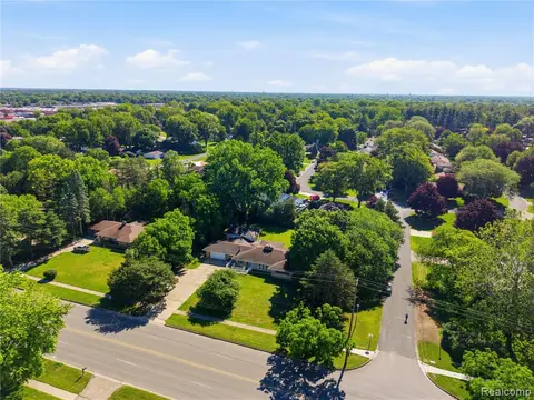 1690 N Center Road, Saginaw MI 48638 5569 photo 3