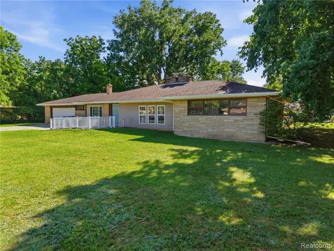 1690 N Center Road, Saginaw MI 48638 5569 photo 4