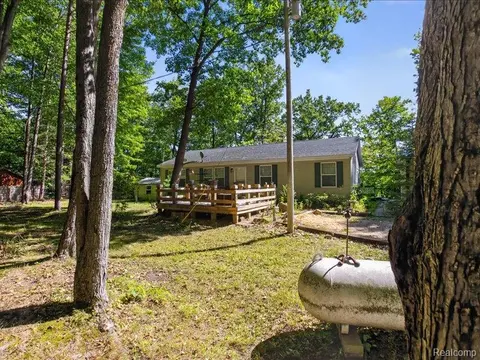 5994 N Lake Sanford Road, Sanford MI 48657 9339 photo 2