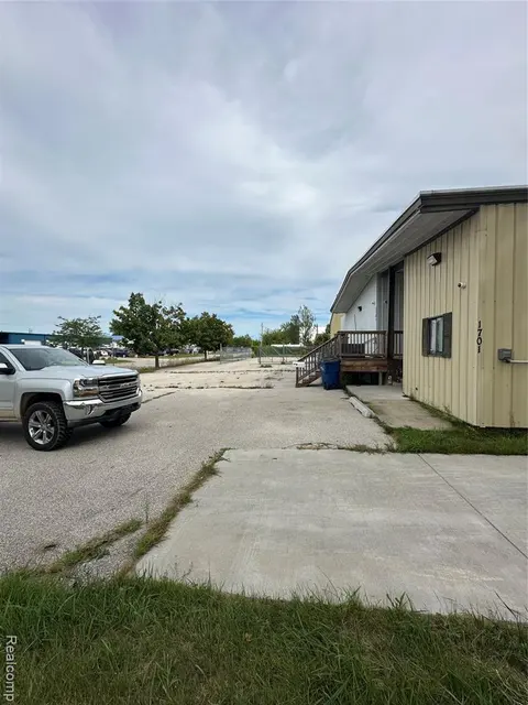 1701 Marquette Avenue, Bay City MI 48706 photo 2