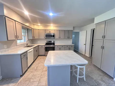 4710 Village Drive, Saginaw MI 48638 6229 photo 2