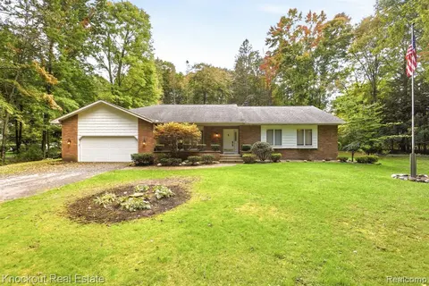 1166 E Phillips Court, Midland MI 48640 8612 photo 2