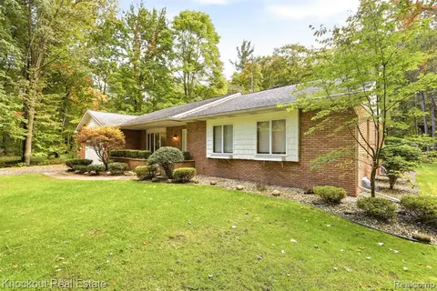 1166 E Phillips Court, Midland MI 48640 8612 photo 3