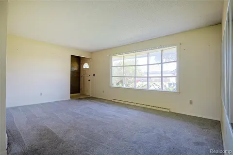 3190 Mysylvia Drive, Saginaw MI 48601 6929 photo 2