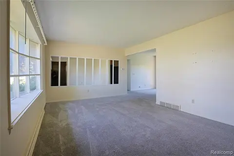 3190 Mysylvia Drive, Saginaw MI 48601 6929 photo 3