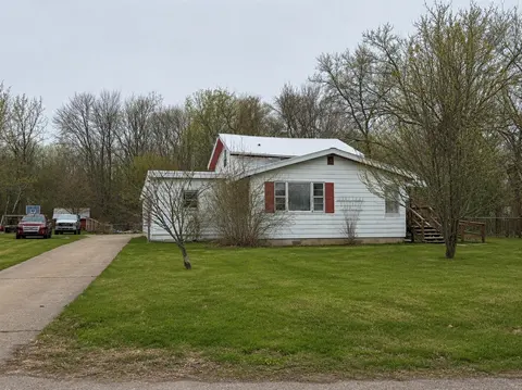 320 Lutzke Road, Saginaw MI 48609-6948 photo 1