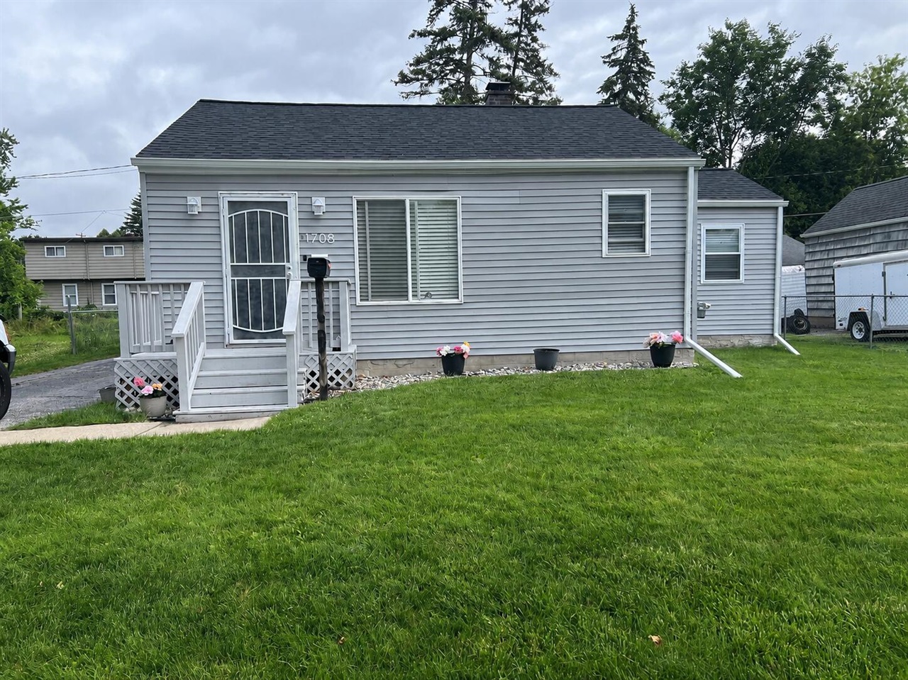 1708 Division Street, Saginaw MI 48602-1805 photo 1