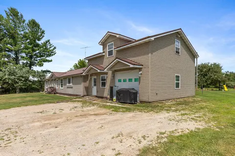 1548 N Loomis Road, Mount Pleasant MI 48858-9262 photo 3