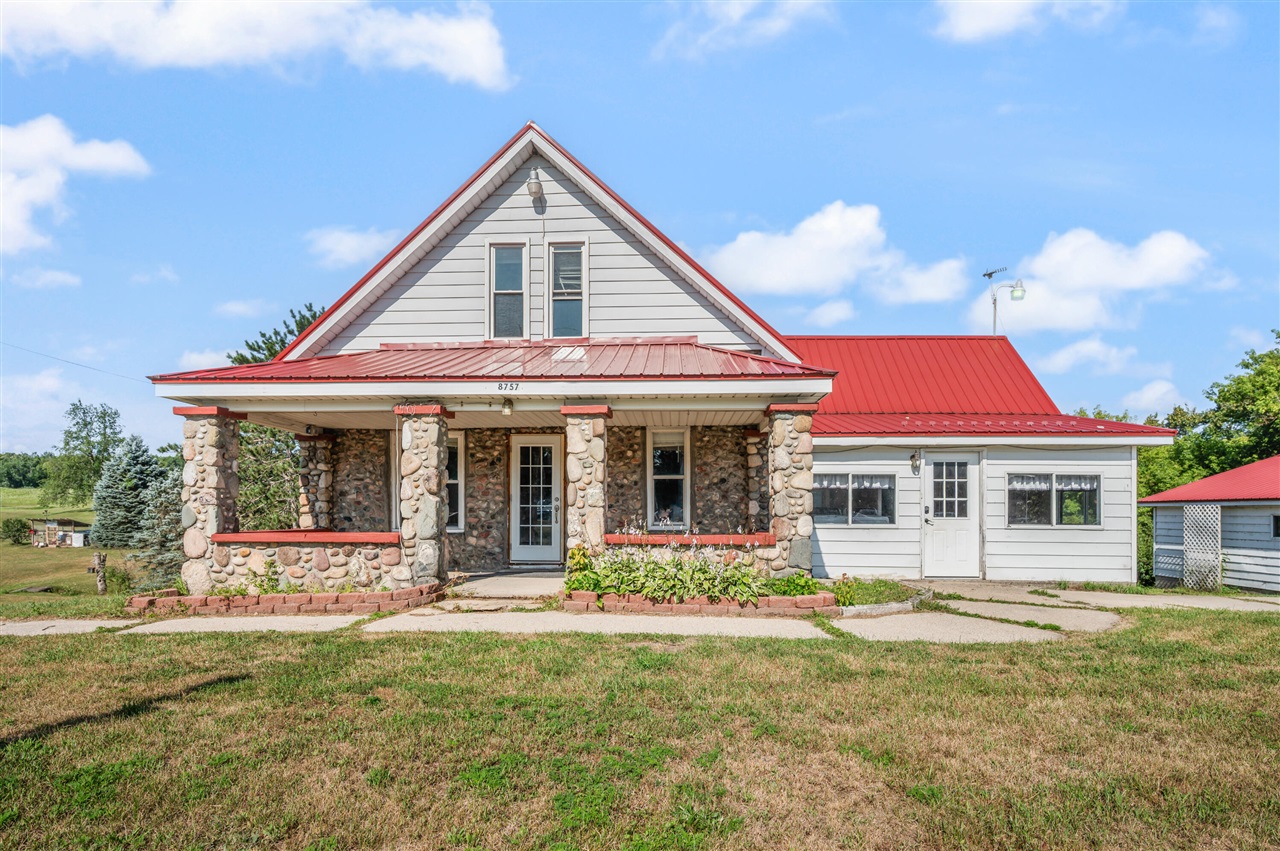 8757 N Clare Avenue, Harrison MI 48625-8872 photo 1