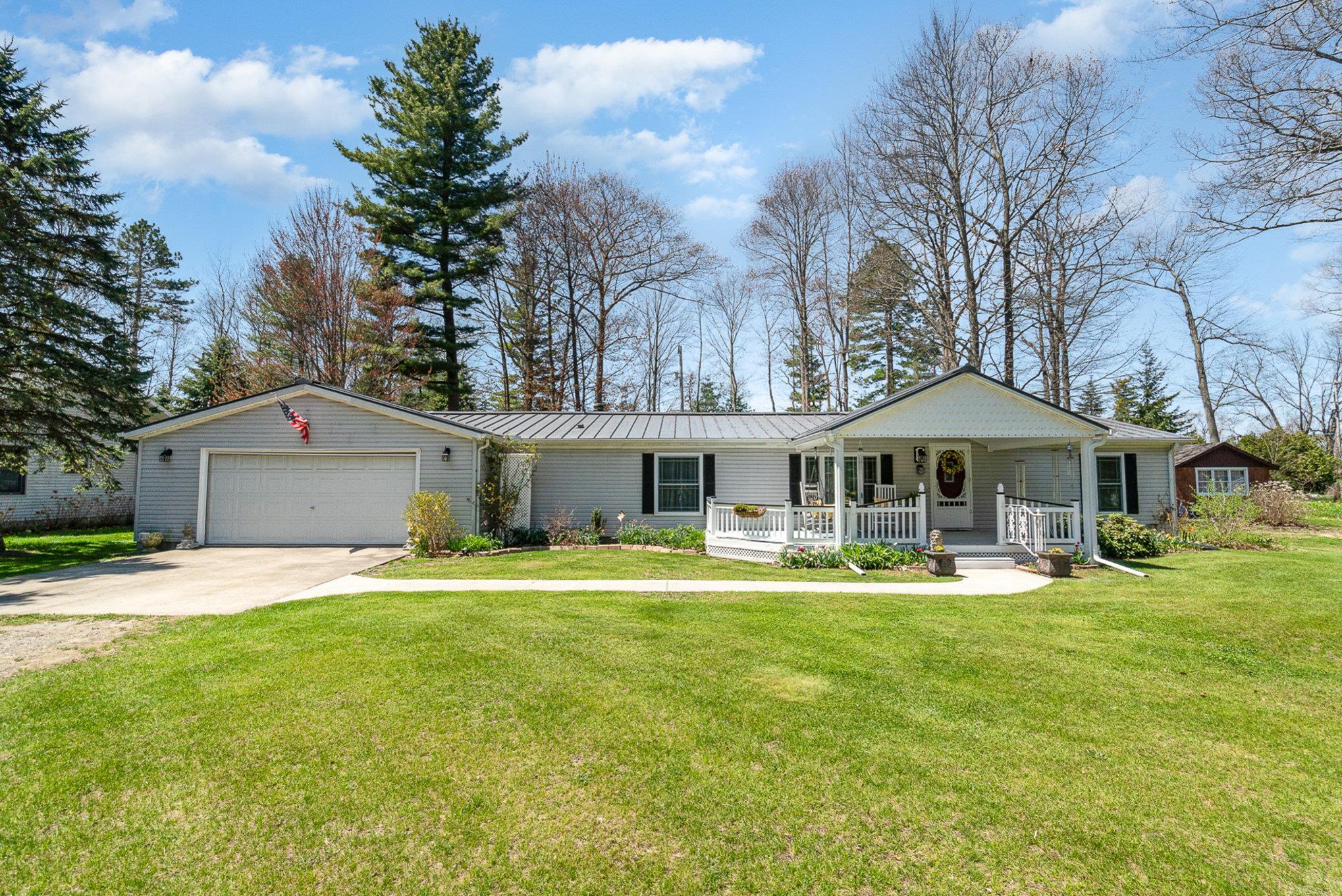 2423 West Drive, Tawas City MI 48763 photo 1